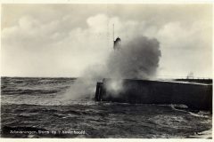 Blz-031a-Scheveningen-Storm-op-het-havenhoofd_DxO