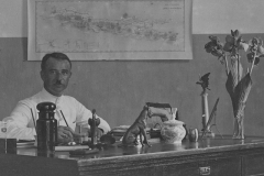19220530-Poerwokerto-Opa-WF-Engel-bureau-in-wit-uniform_Nik
