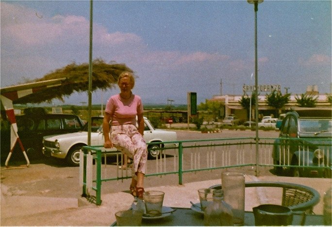 19720715-Spanje-Mama-op-hek-bij-Sancho-Panza-winkel