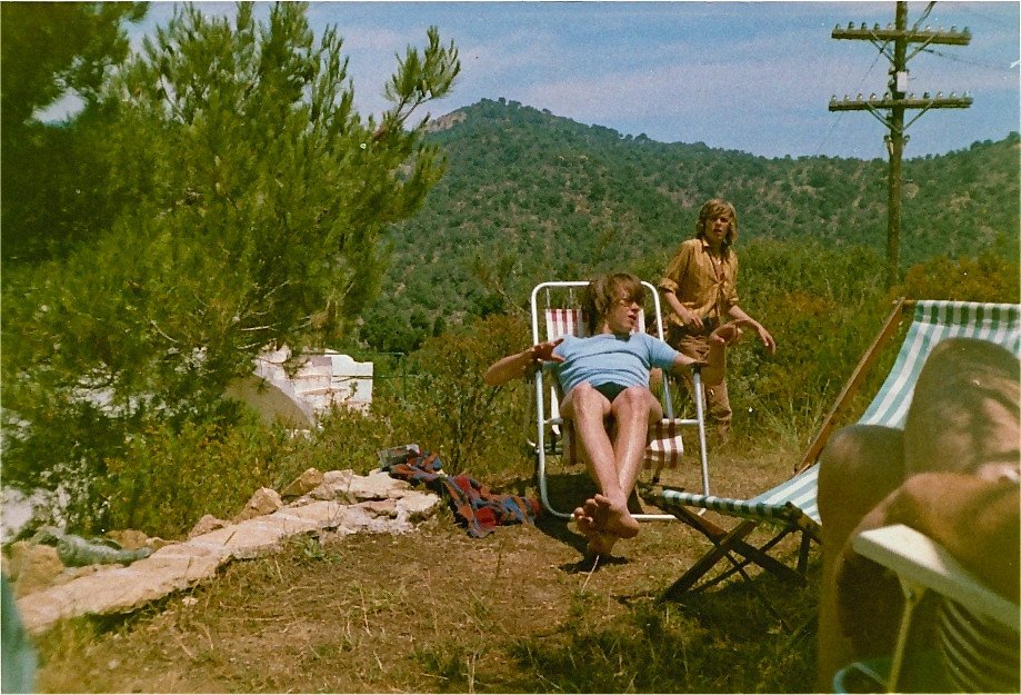 19720715-Tossa-Huisje-Escher-middag-Robert-in-stoel
