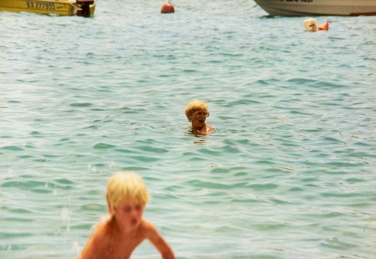 19720715-Tossa-mama-zwemt-in-baai