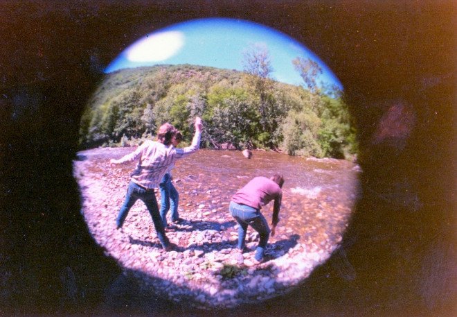 19720715-Tossa-vakantie-onderweg-stenen-gooien