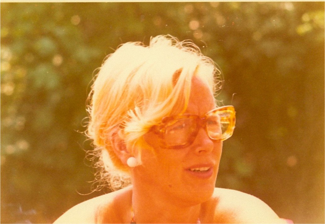 19730801-Bea-in-de-zon-001
