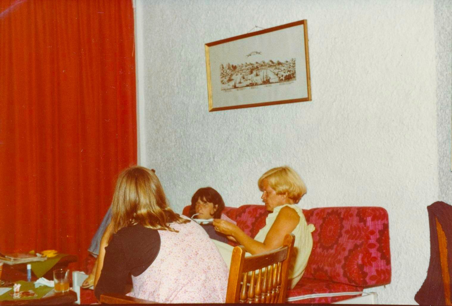 19770715-Tossa-de-Mar-Bea-en-Ineke-Engel-Pauline-Huart.tif