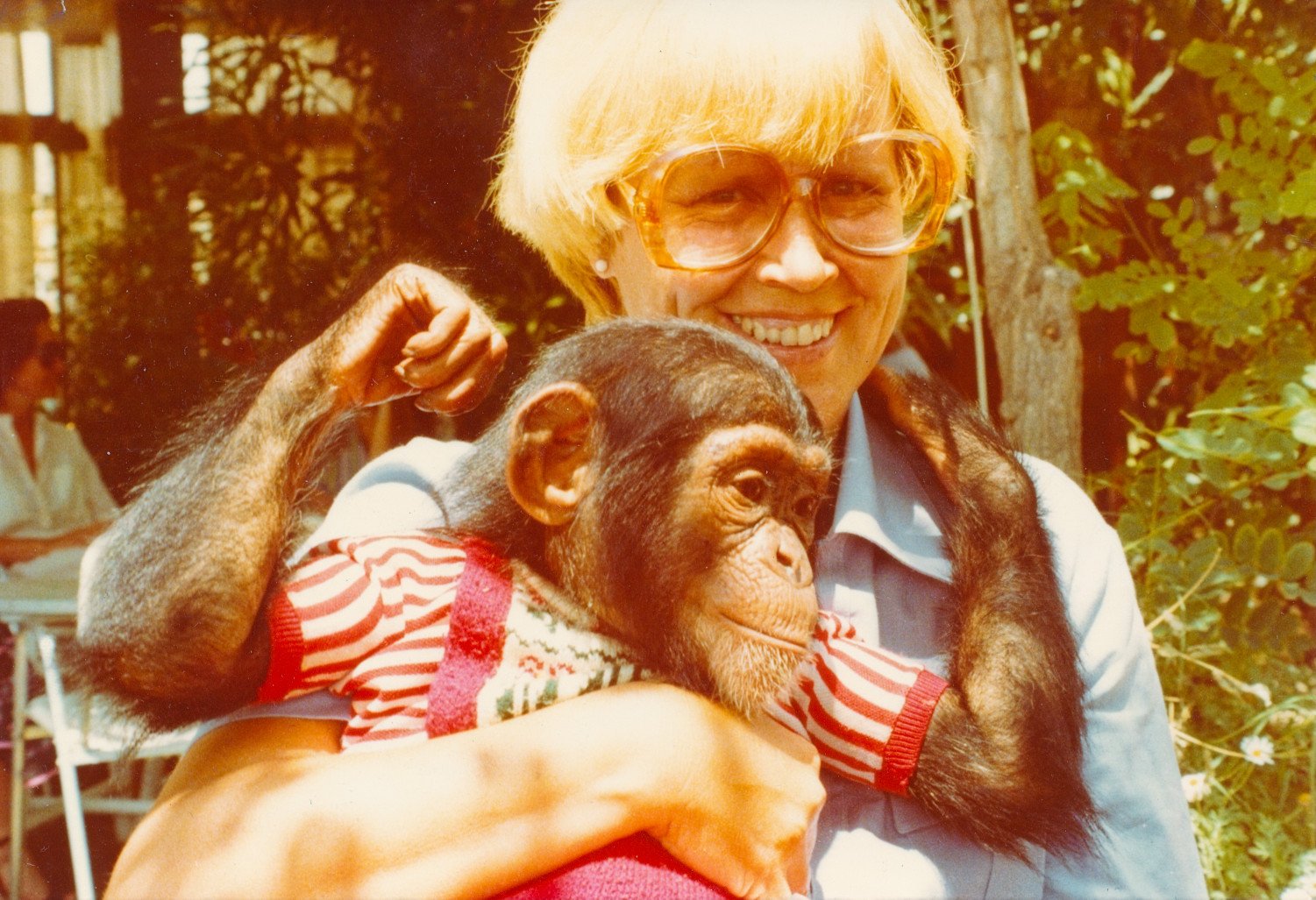 19770715-Tossa-de-Mar-Terras-m-Bea-Engel-met-chimpansee