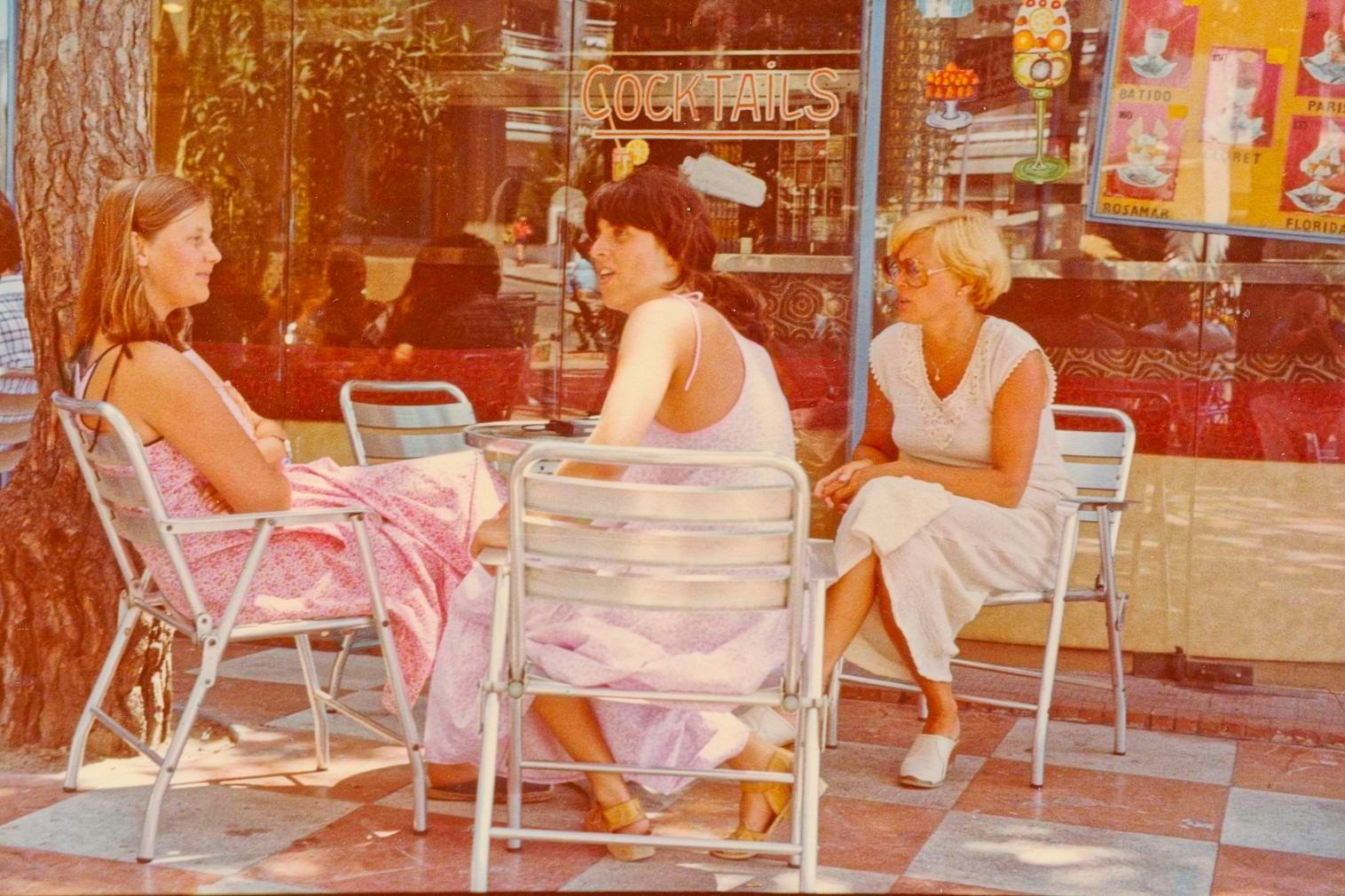 19770715-Tossa-de-Mar-Terras-m-Bea-en-Ineke-Engel-Pauline-Huart.tif
