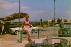 19720715-Spanje-Mama-op-hek-bij-Sancho-Panza-winkel