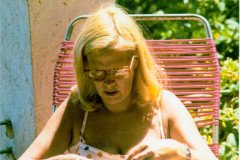 19720715-Tossa-Huisje-Escher-Mama-in-stoel-op-terras