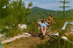 19720715-Tossa-Huisje-Escher-middag-Robert-in-stoel