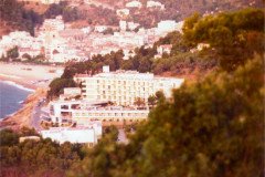 19720715-Tossa-Vergezicht-met-baai-hotels