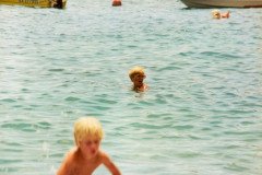 19720715-Tossa-mama-zwemt-in-baai