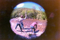 19720715-Tossa-vakantie-onderweg-stenen-gooien