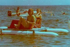 19740801-Tossa-de-Mar-Marc-en-Rianne-waterfiets.tif