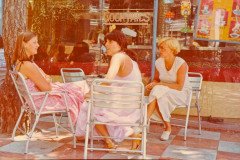 19770715-Tossa-de-Mar-Terras-m-Bea-en-Ineke-Engel-Pauline-Huart.tif